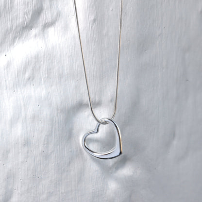 Collier avec pendentif en forme de cœur flottant en argent sterling