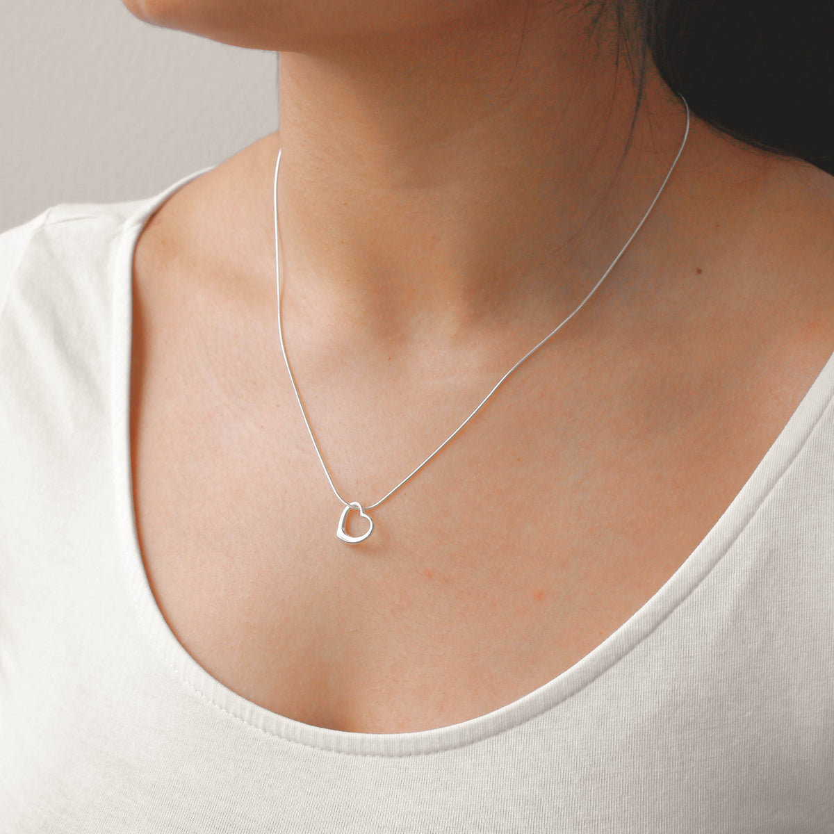 Collier avec pendentif en forme de cœur flottant en argent sterling