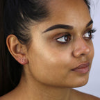 Boucles d'oreilles à tige en argent sterling plaqué or rose avec contour de tête de chat