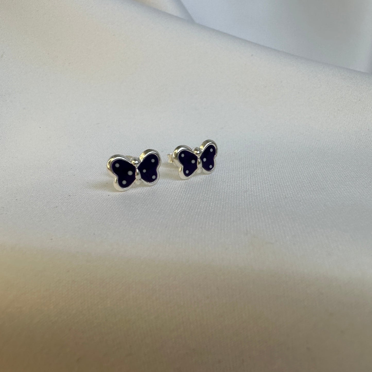Boucles d'oreilles à tige en argent sterling avec papillon émaillé violet