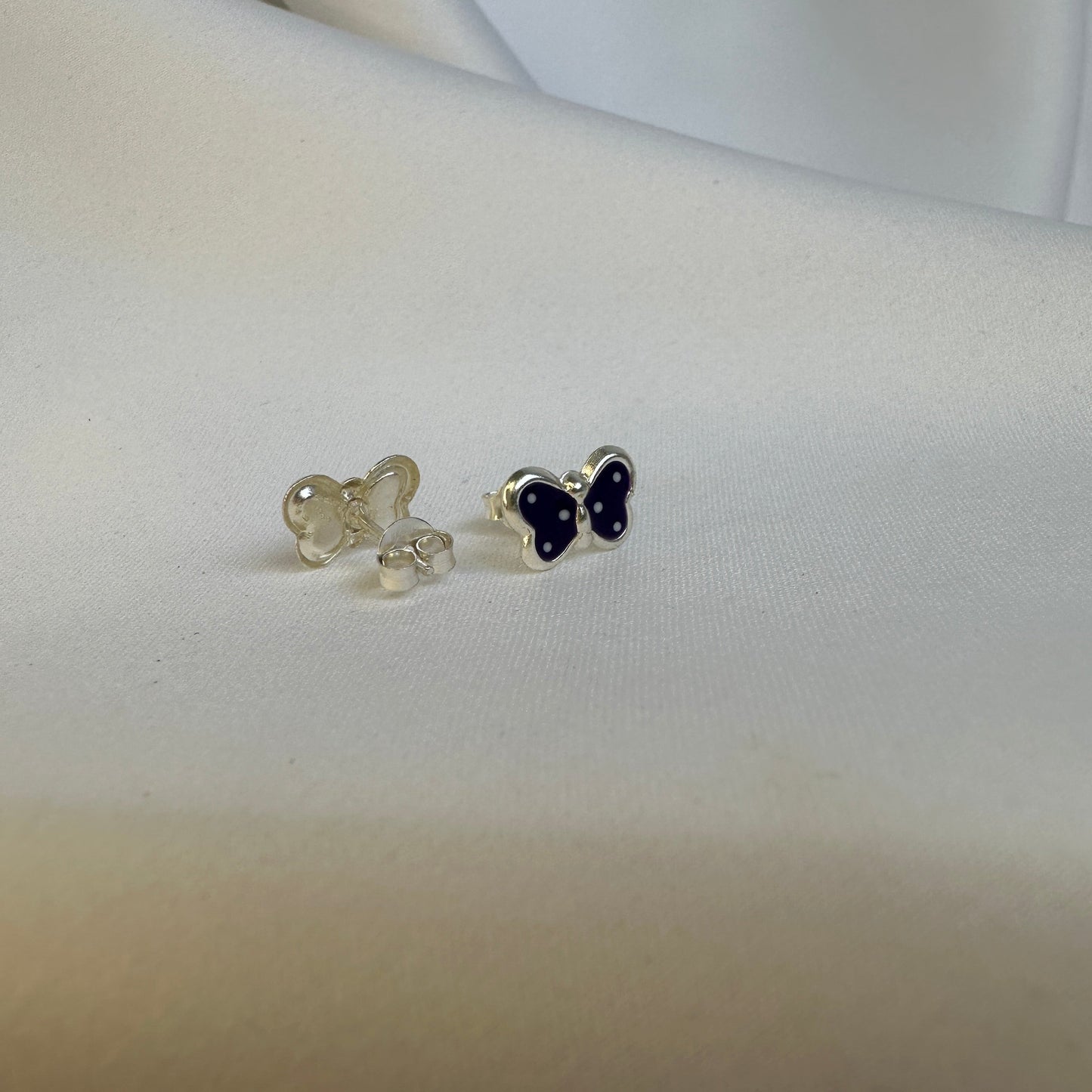 Boucles d'oreilles à tige en argent sterling avec papillon émaillé violet