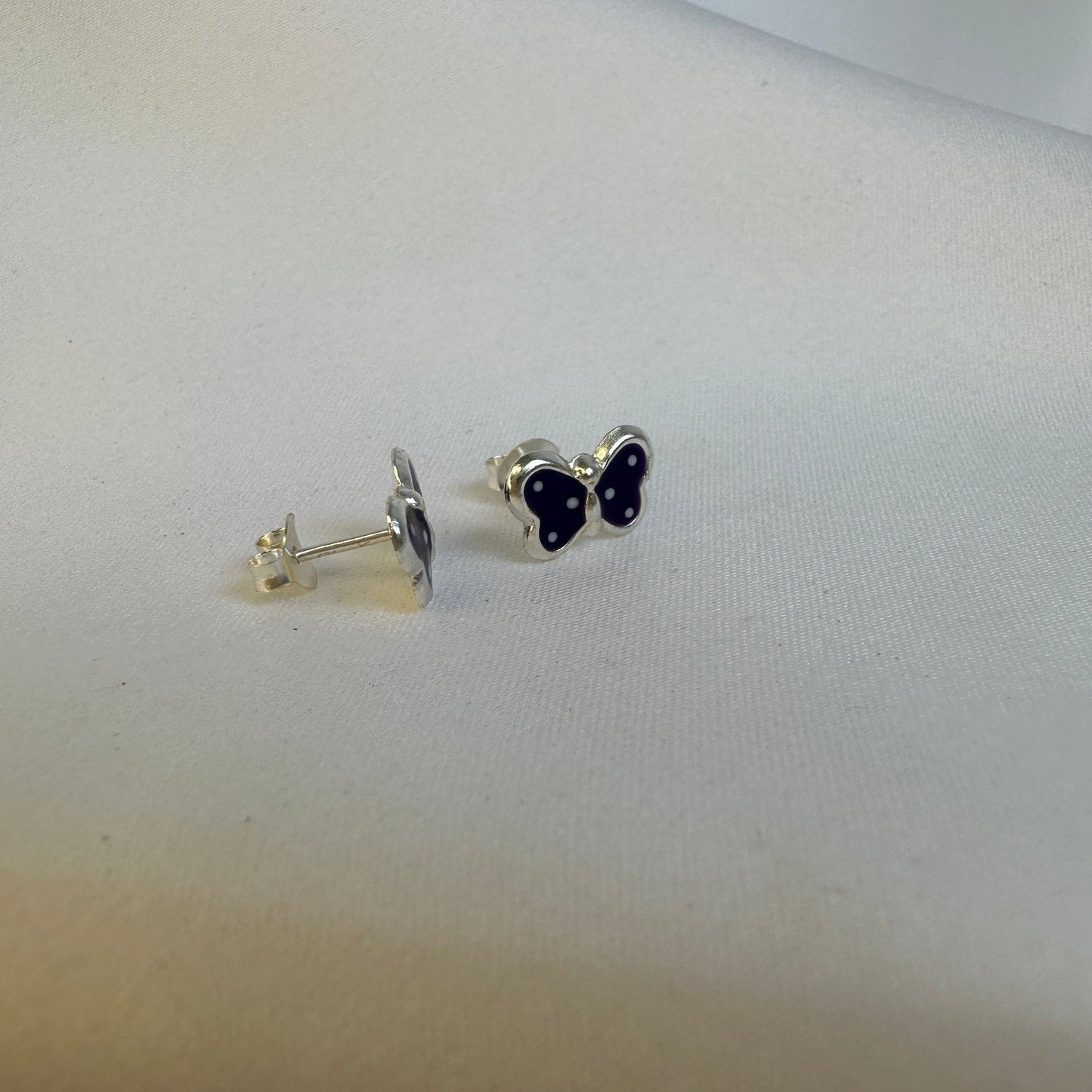 Boucles d'oreilles à tige en argent sterling avec papillon émaillé violet