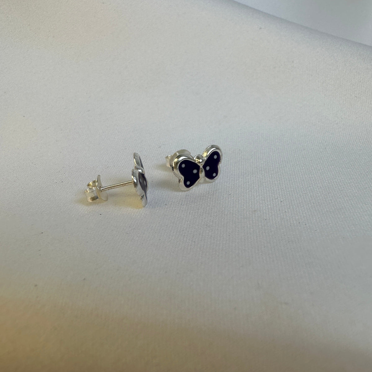 Boucles d'oreilles à tige en argent sterling avec papillon émaillé violet