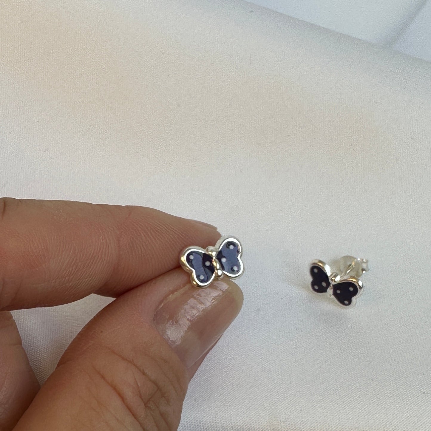 Boucles d'oreilles à tige en argent sterling avec papillon émaillé violet