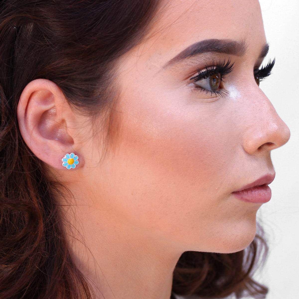 Boucles d'oreilles à tige en argent sterling et émail bleu et jaune en forme de marguerite