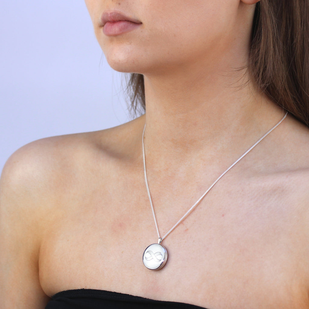 Médaillon rond infini en argent sterling sur chaîne