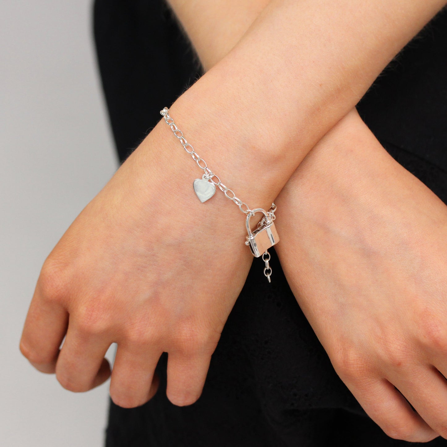 Bracelet en argent sterling de 18 cm avec étiquette en forme de cœur et cadenas