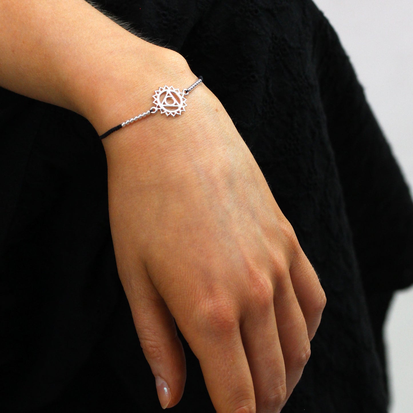 Bracelet chakra de la gorge en argent sterling et cordon noir