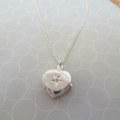 Petit médaillon en argent sterling en forme de cœur avec diamant sur chaîne de 40 à 61 cm