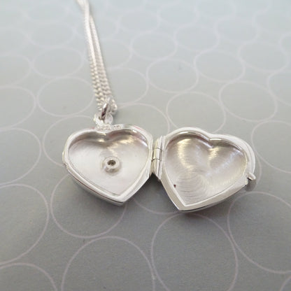 Petit médaillon en argent sterling en forme de cœur avec diamant sur chaîne de 40 à 61 cm