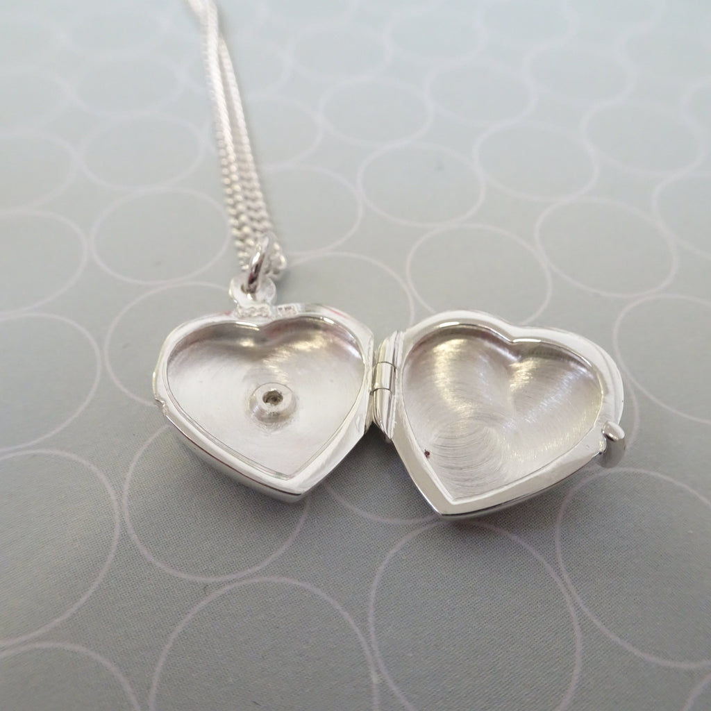 Petit médaillon en argent sterling en forme de cœur avec diamant sur chaîne de 40 à 61 cm