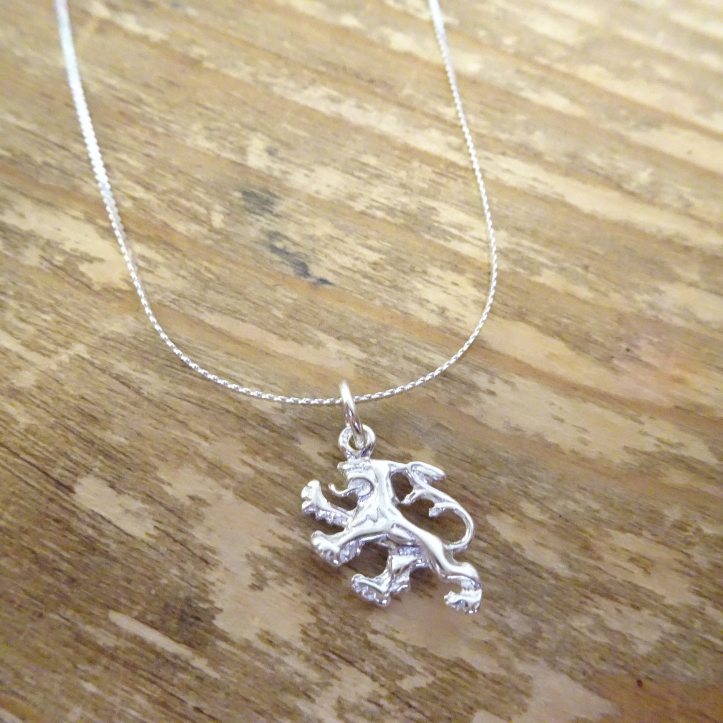 Collier avec pendentif en argent sterling représentant un lion rampant anglais de 40 à 81 cm