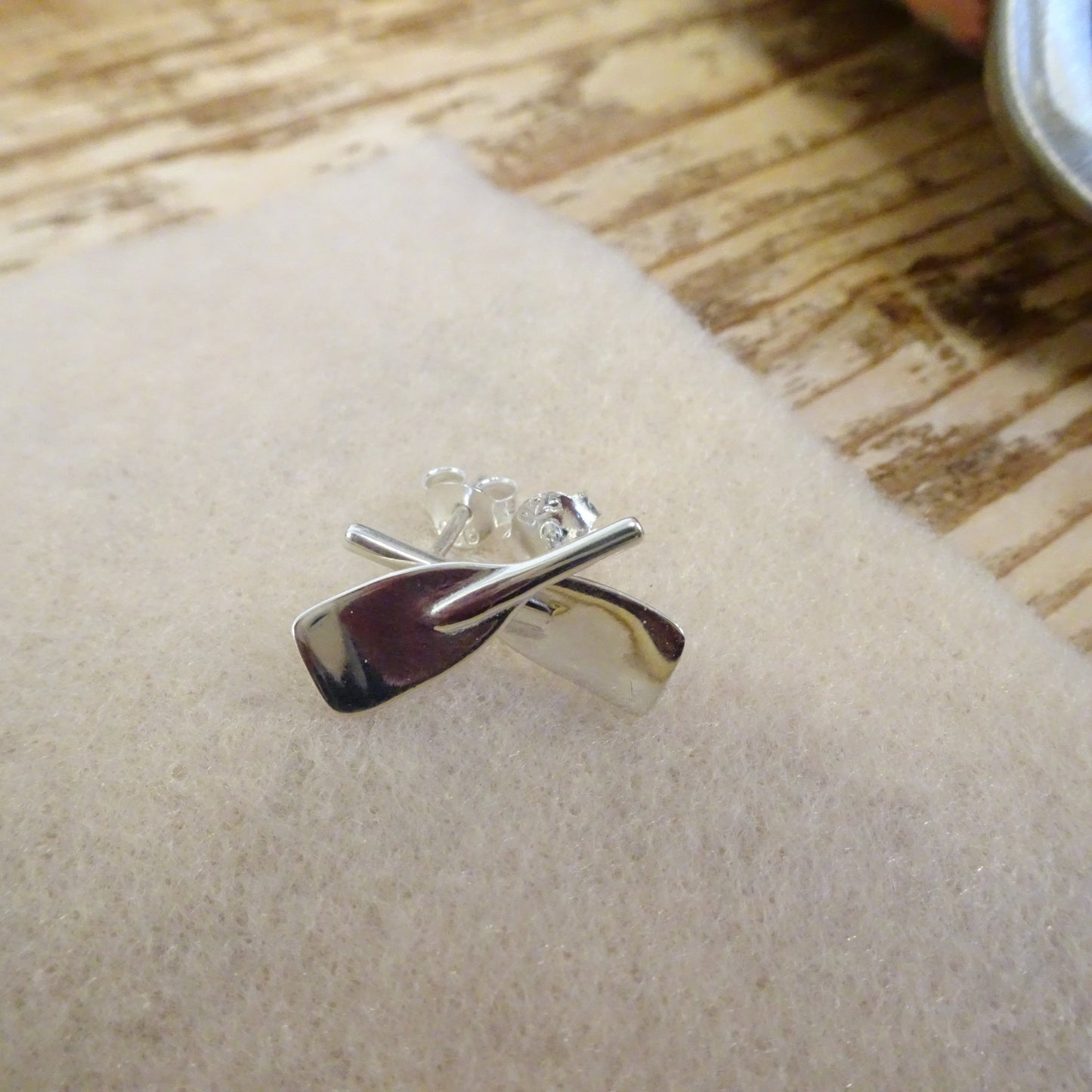 Boucles d'oreilles à tige en argent sterling avec rames croisées