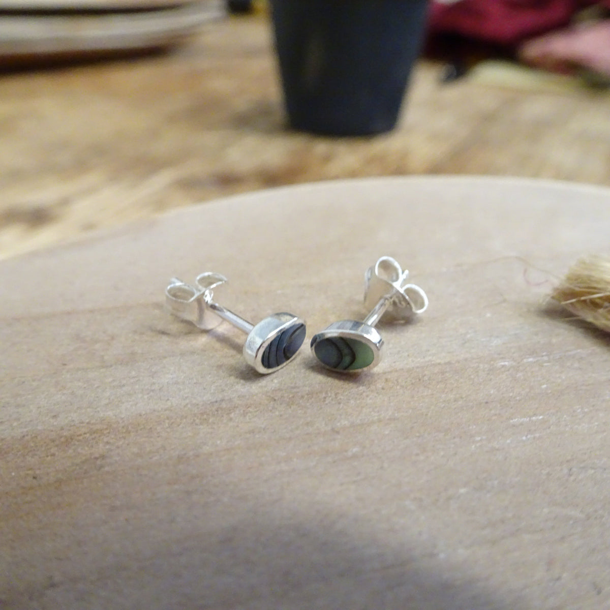 Boucles d'oreilles à tige en argent sterling et ormeau ovale de 6 mm