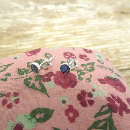 Boucles d'oreilles à tige en argent sterling et ormeau rond de 4 mm