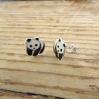 Boucles d'oreilles à tige en argent sterling et émail en forme de panda