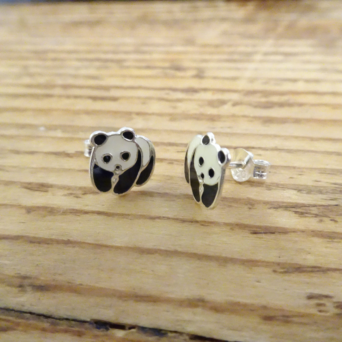 Boucles d'oreilles à tige en argent sterling et émail en forme de panda