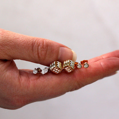 Boucles d'oreilles solitaires rondes en or blanc 9 carats et diamants de 0,23 carat sertis à 4 griffes