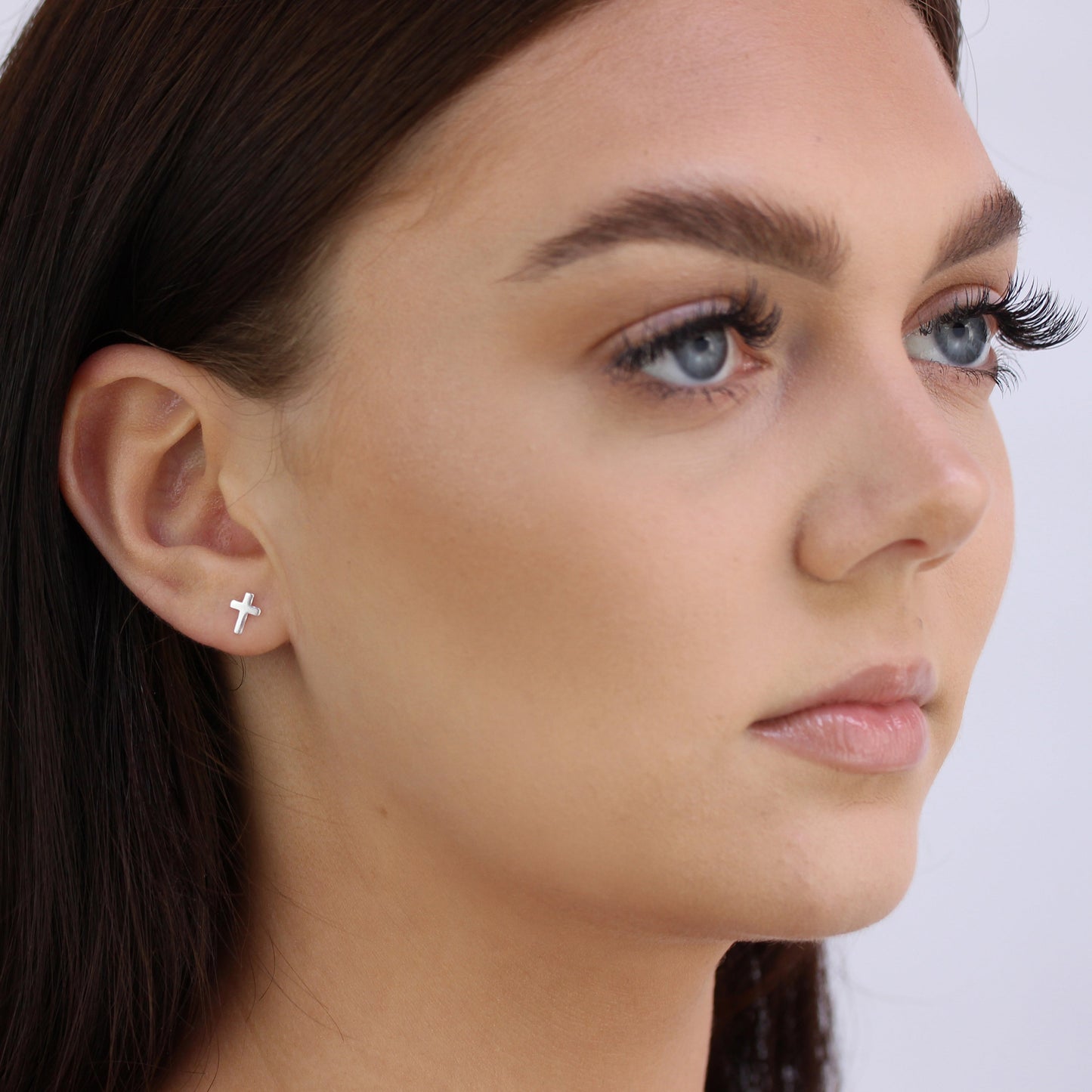 Petites boucles d'oreilles à tige en argent sterling avec croix