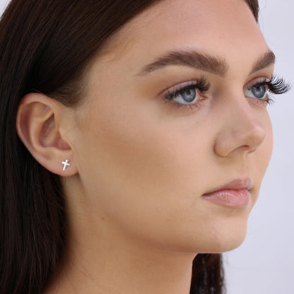 Petites boucles d'oreilles à tige en argent sterling avec croix