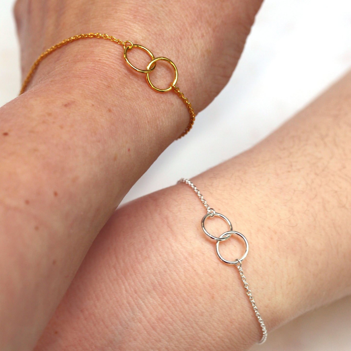 Bracelet infini en argent sterling plaqué or avec chaîne fine Belcher