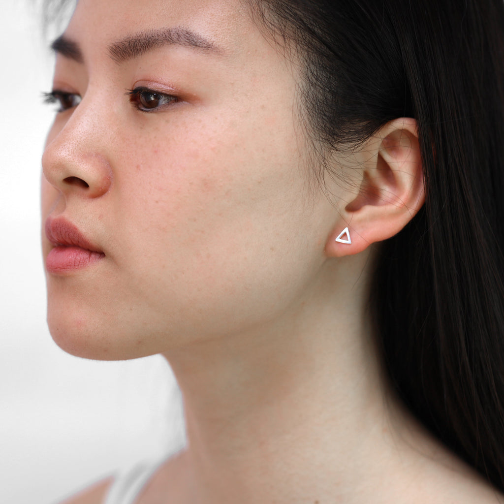 Boucles d'oreilles à tige triangulaires ouvertes en argent sterling