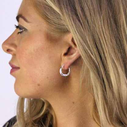 Boucles d'oreilles créoles torsadées texturées en argent sterling de 18 mm