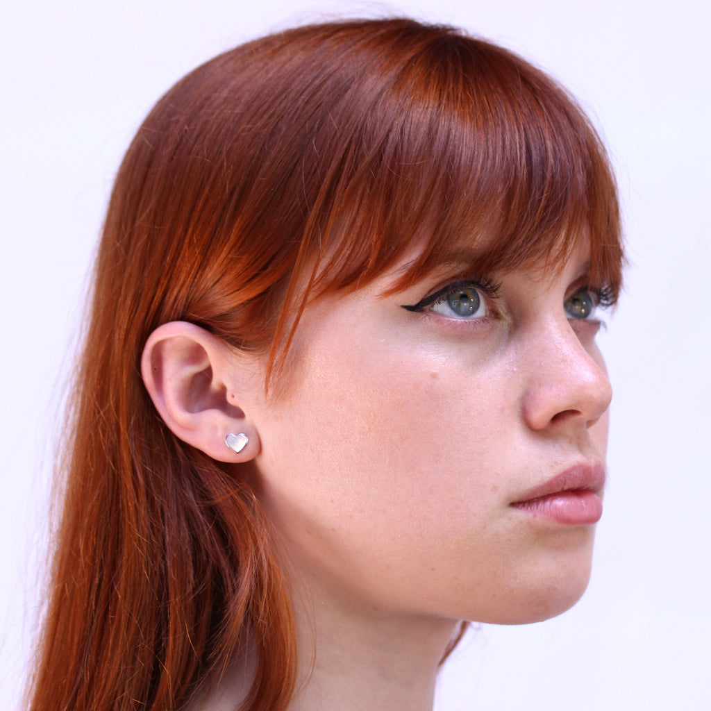 Boucles d'oreilles à tige en forme de cœur plat en argent sterling