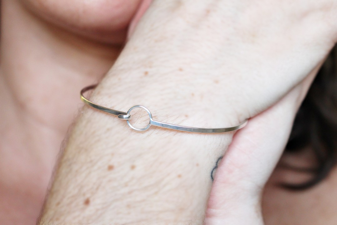 Bracelet jonc à crochet et œillet en argent sterling