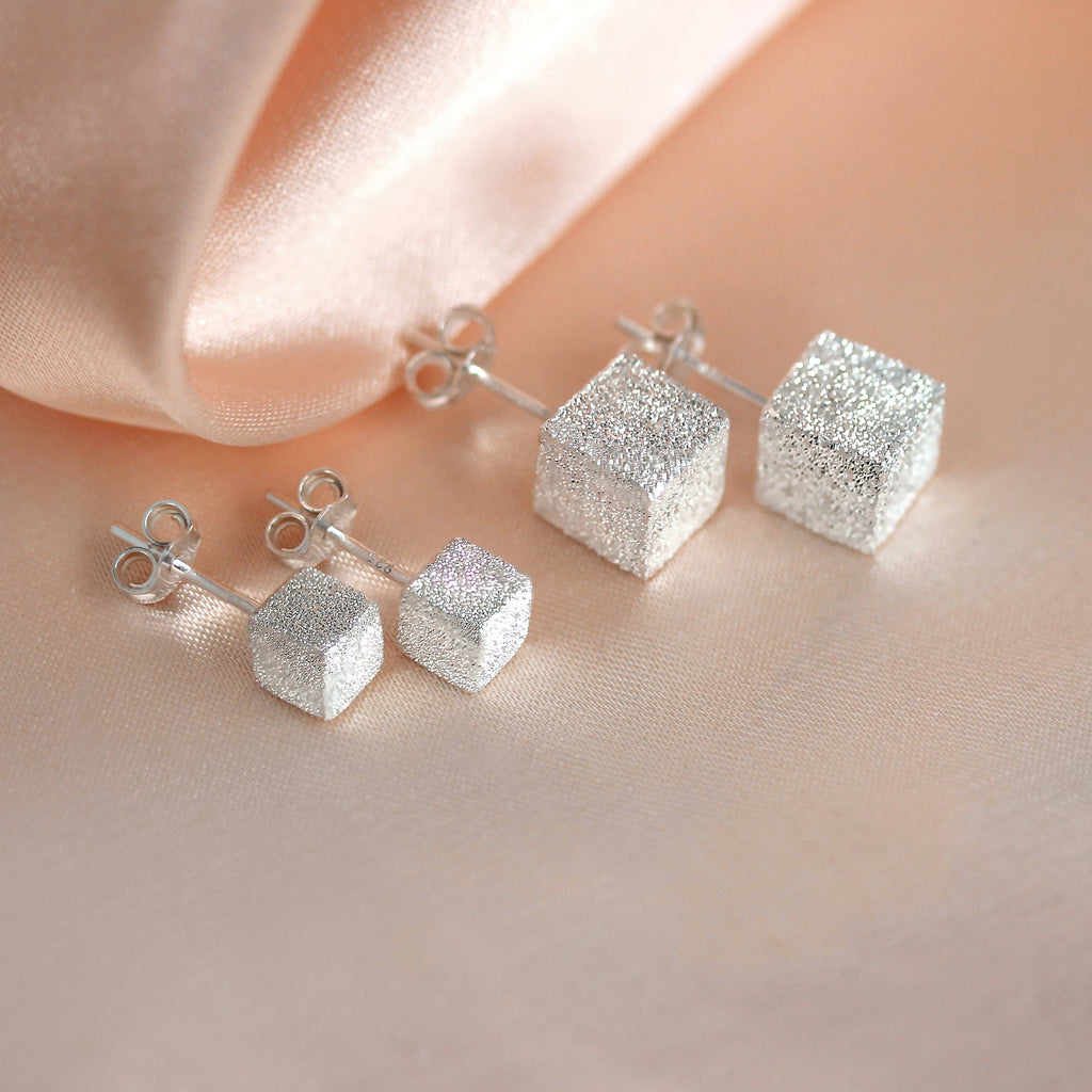 Boucles d'oreilles à tige cubiques en argent sterling givré 5 mm - 7 mm