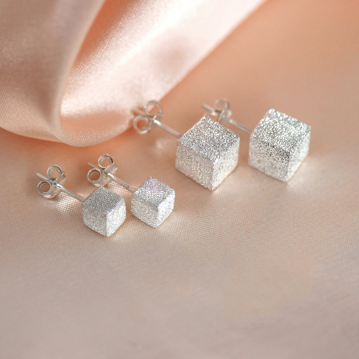 Boucles d'oreilles à tige cubiques en argent sterling givré 5 mm - 7 mm