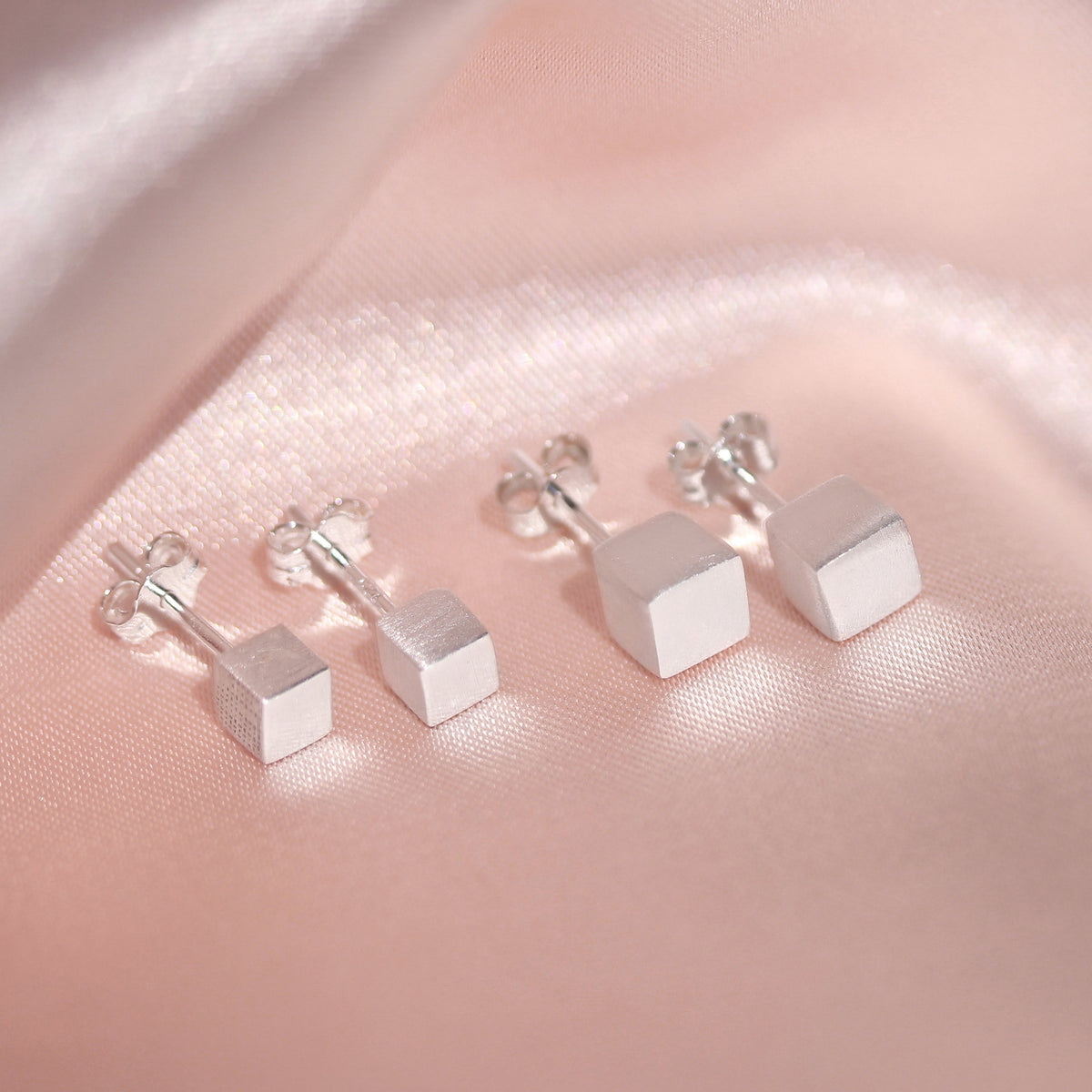 Boucles d'oreilles à tige cubiques en argent sterling brossé 4 mm - 7 mm