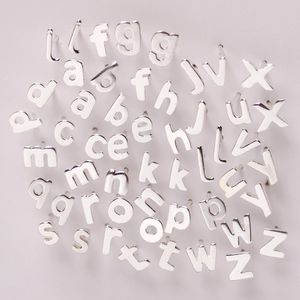 Boucles d'oreilles à tige en argent sterling avec lettres de l'alphabet
