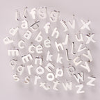 Boucles d'oreilles à tige en argent sterling avec lettres de l'alphabet