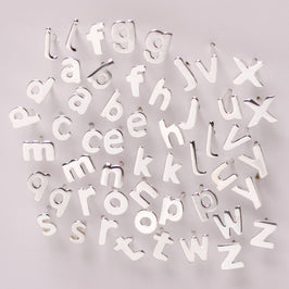 Boucles d'oreilles à tige en argent sterling avec lettres de l'alphabet