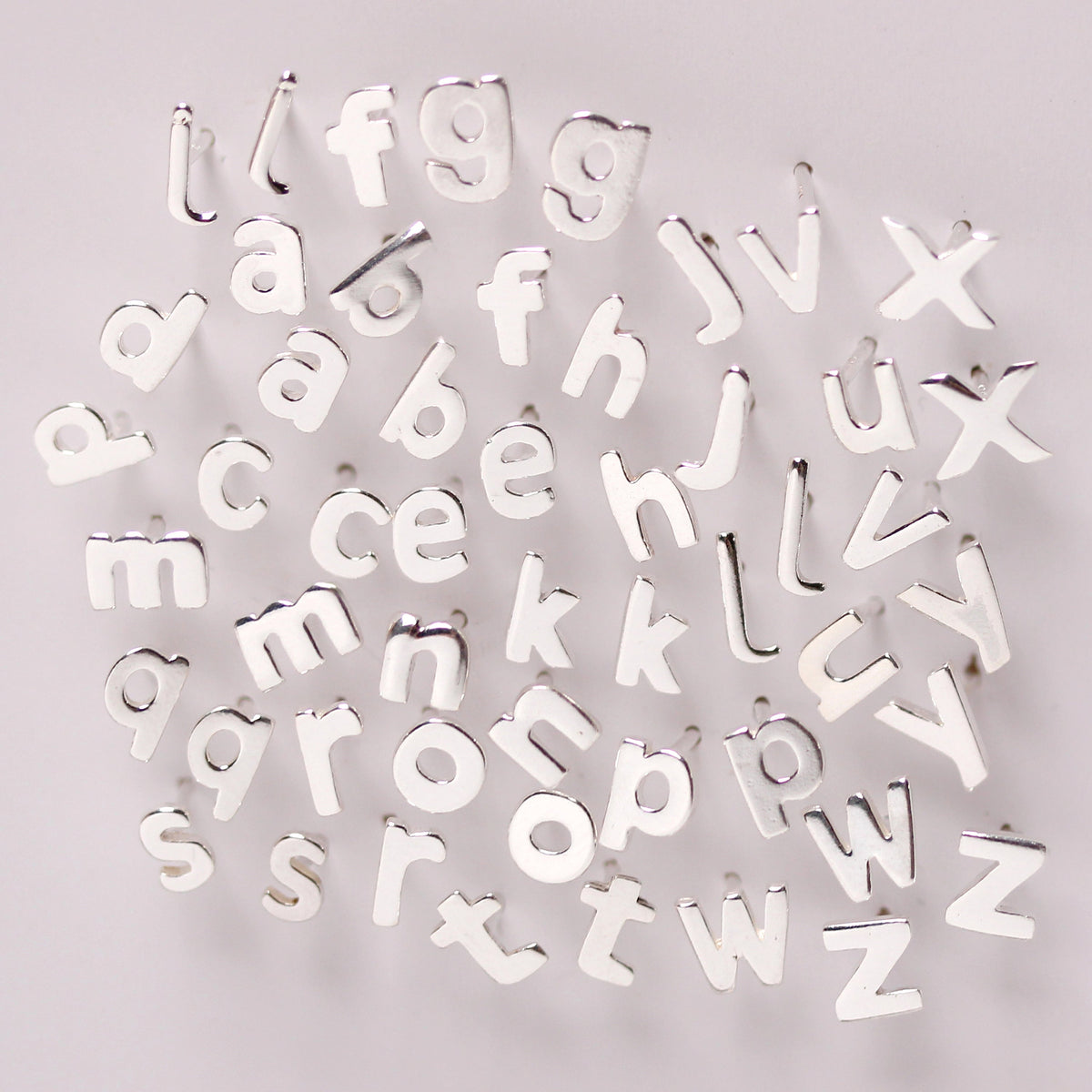 Boucles d'oreilles à tige en argent sterling avec lettres de l'alphabet