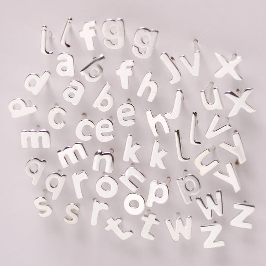 Boucles d'oreilles à tige en argent sterling avec lettres de l'alphabet