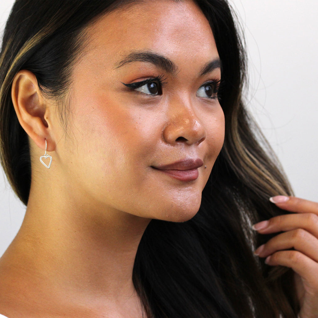 Boucles d'oreilles pendantes en argent sterling en forme de cœur découpé