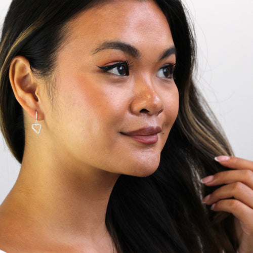 Boucles d'oreilles pendantes en argent sterling en forme de cœur découpé