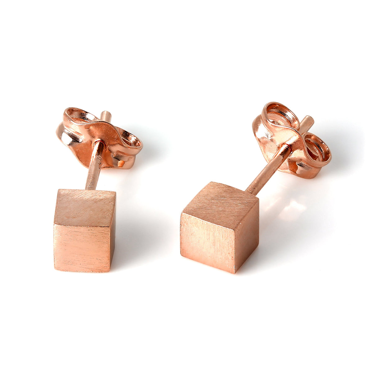Boucles d'oreilles à tige cubiques de 4 mm en argent sterling plaqué or rose et finition mate