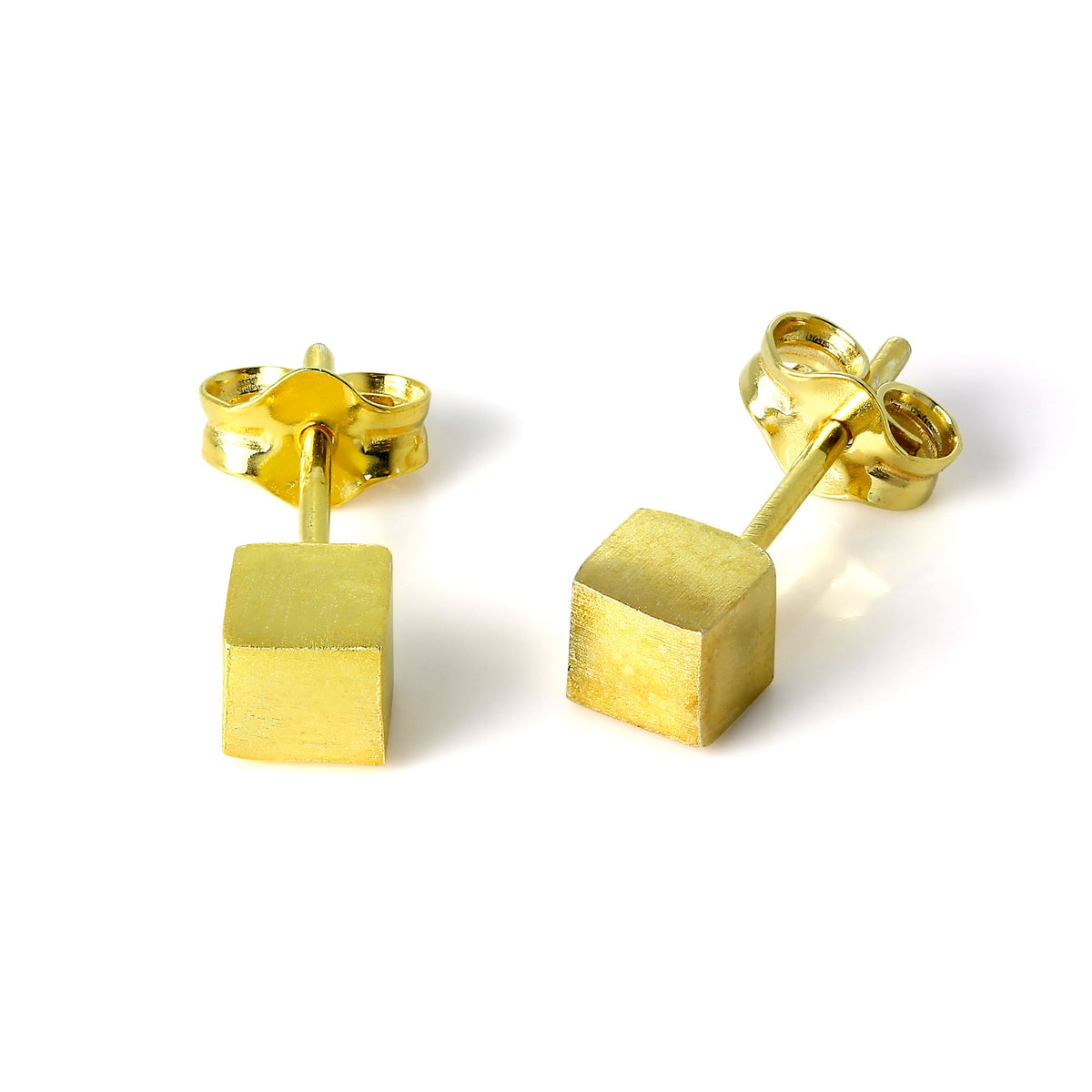Boucles d'oreilles à tige cubiques de 4 mm en argent sterling plaqué or finition mate