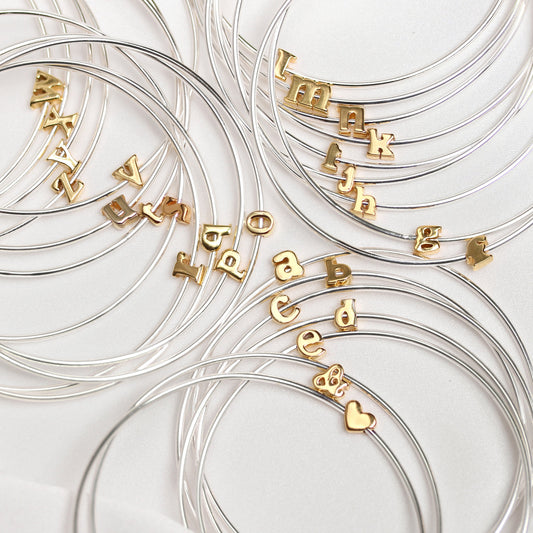 Bracelet jonc empilable en argent sterling léger avec perles de lettres A à Z