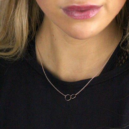 Pendentif cercle Karma en argent sterling plaqué or rose sur chaîne de 45 cm