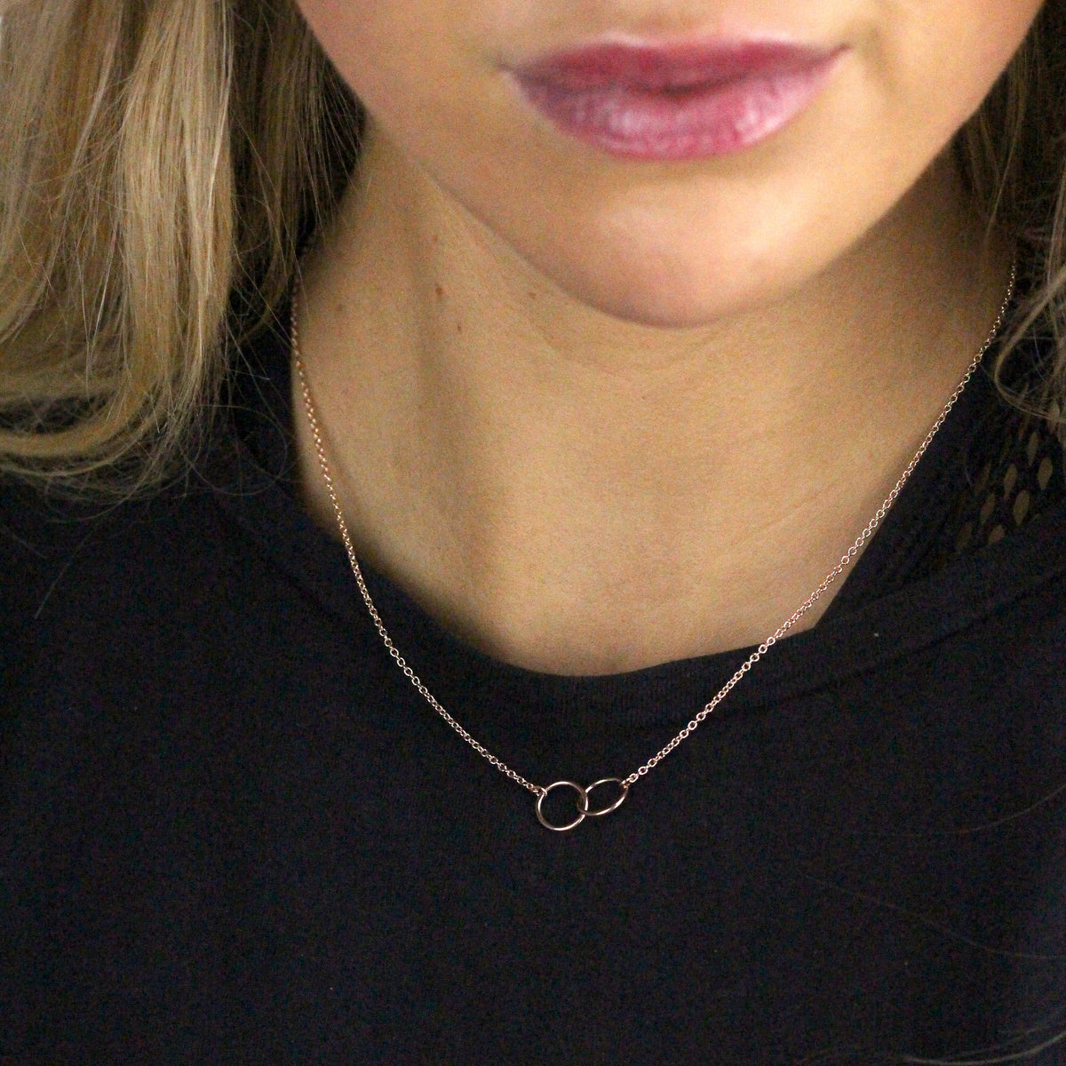 Pendentif cercle Karma en argent sterling plaqué or rose sur chaîne de 45 cm