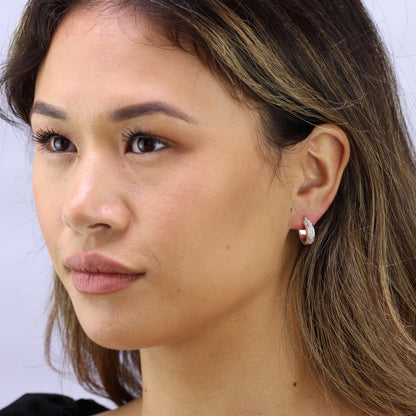 Petites boucles d'oreilles créoles givrées en argent sterling