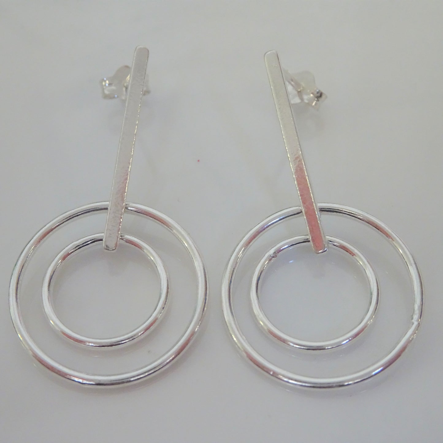 Boucles d'oreilles pendantes en argent sterling avec barre et cercles