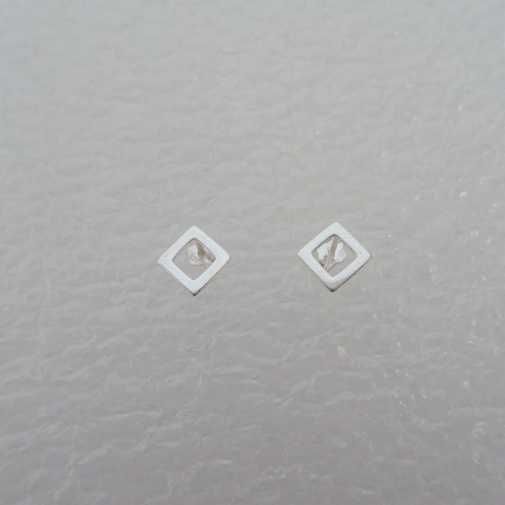 Boucles d'oreilles à tige ouvertes en argent sterling en forme de diamant