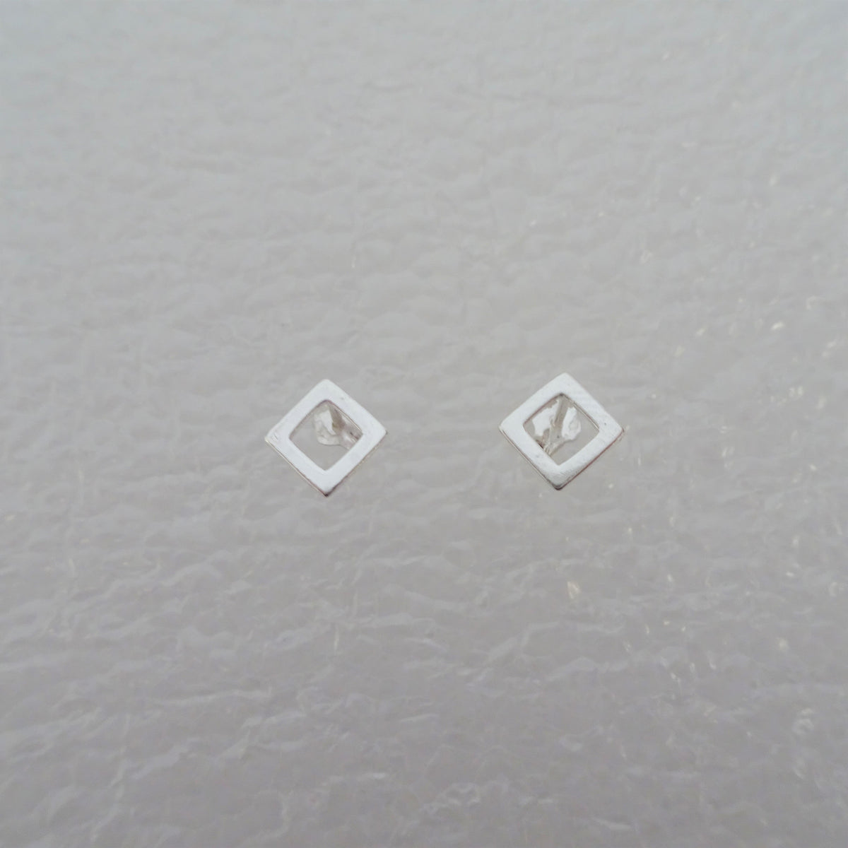 Boucles d'oreilles à tige ouvertes en argent sterling en forme de diamant