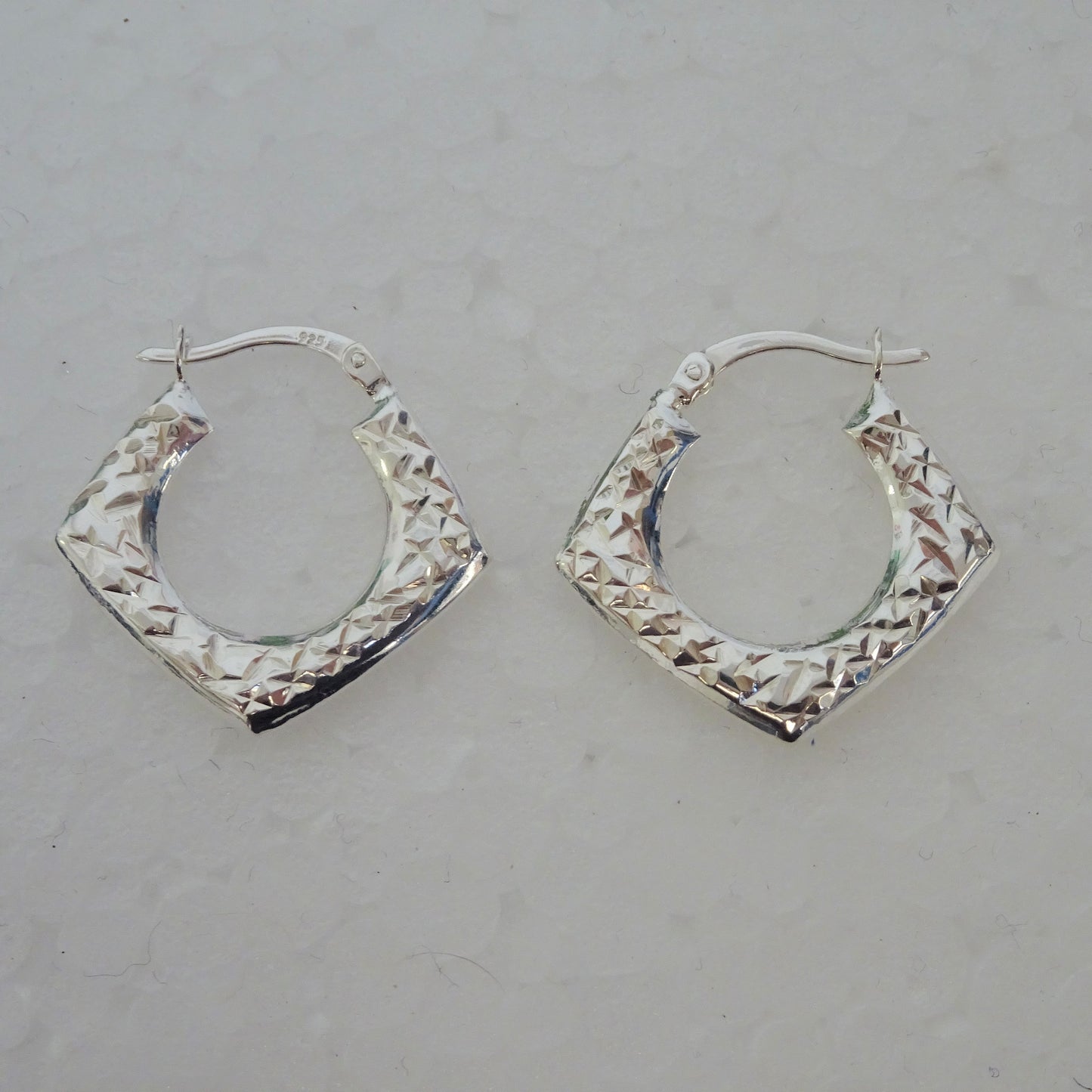 Boucles d'oreilles créoles carrées en argent sterling avec diamants taillés