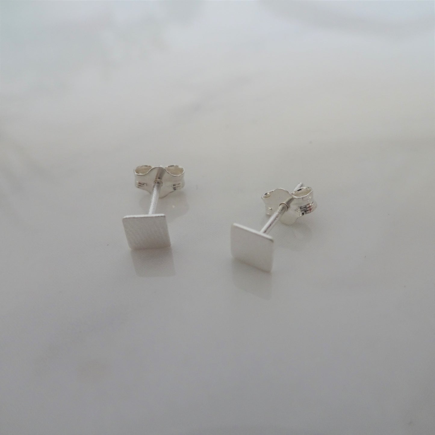 Petites boucles d'oreilles à tige carrées en argent sterling de 4 mm